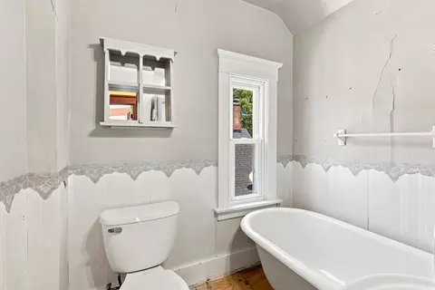 Bath - 1810 15 St, Moline, IL 61265 photo 3 of 4