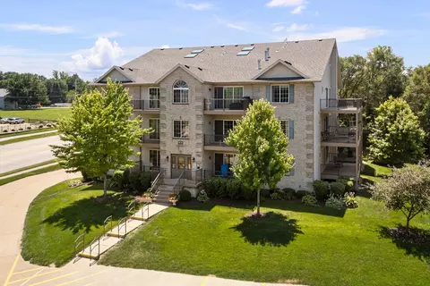 3203 Holiday Ct #4, Bettendorf, IA 52722
