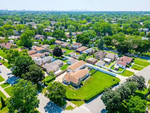 5261 Mulford St, Skokie, IL 60077