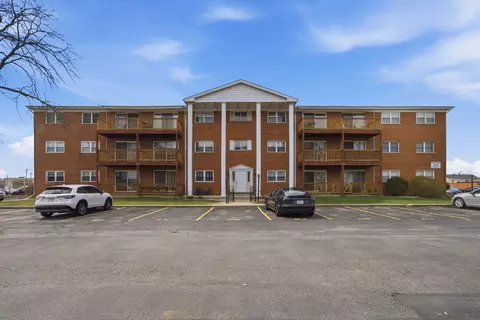 6135 W 94th St #C8, Oak Lawn, IL 60453