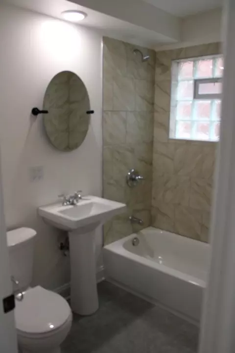 Bath - 1052 W 111th Pl, Chicago, IL 60643 photo 1 of 6