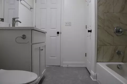 Bath - 1052 W 111th Pl, Chicago, IL 60643 photo 5 of 6