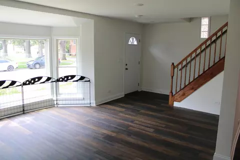 Living - 1052 W 111th Pl, Chicago, IL 60643 photo 2 of 4