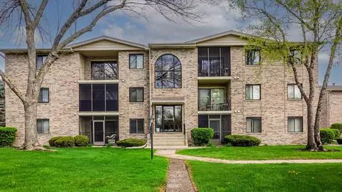 4926 134th St #210, Crestwood, IL 60418