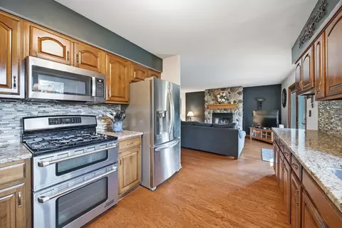 Kitchen - 39 W150 Adobe Rdg, Elgin, IL 60124 photo 4 of 4
