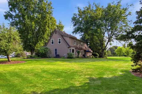 Exterior - 39 W150 Adobe Rdg, Elgin, IL 60124 photo 10 of 11