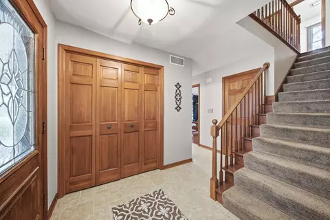 Entry Way - 39 W150 Adobe Rdg, Elgin, IL 60124 photo 1 of 2