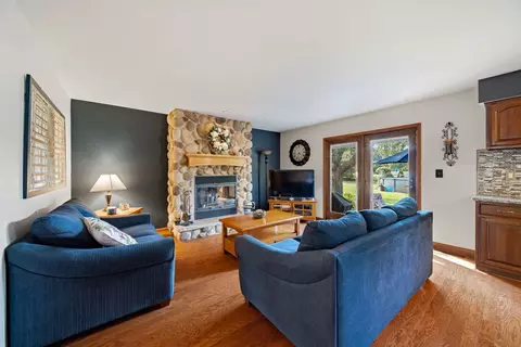 Living - 39 W150 Adobe Rdg, Elgin, IL 60124 photo 2 of 3