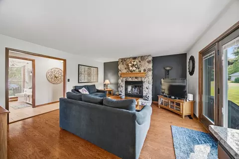 Living - 39 W150 Adobe Rdg, Elgin, IL 60124 photo 1 of 3