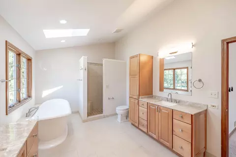 Bath - 732 Jamestowne Rd, Sleepy Hollow, IL 60118 photo 3 of 4