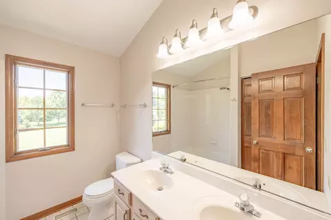 Bath - 732 Jamestowne Rd, Sleepy Hollow, IL 60118 photo 4 of 4
