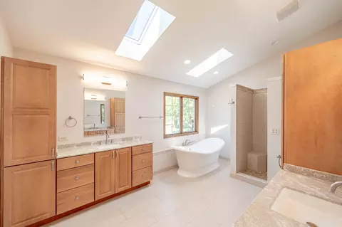 Bath - 732 Jamestowne Rd, Sleepy Hollow, IL 60118 photo 2 of 4