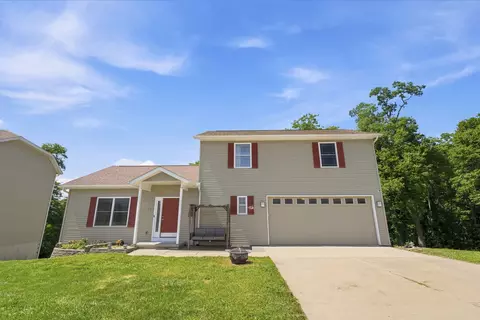 11 Oakley Dr, Le Claire, IA 52753