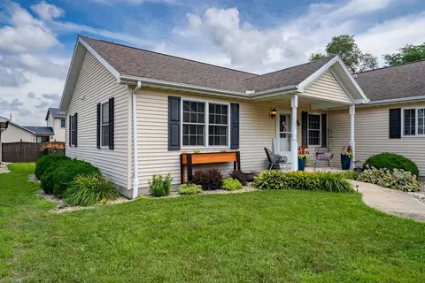 503 W Randolph St #D, Heyworth, IL 61745