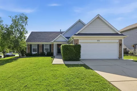 572 N Walnut Ln, Schaumburg, IL 60194