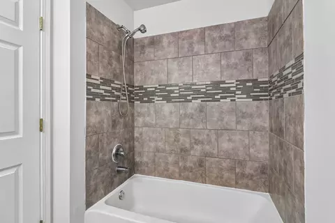 Bath - 641 Serendipity Dr, Aurora, IL 60504 photo 3 of 5
