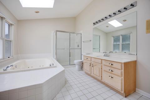 Bath - 727 Jamestowne Rd, Sleepy Hollow, IL 60118 photo 3 of 4