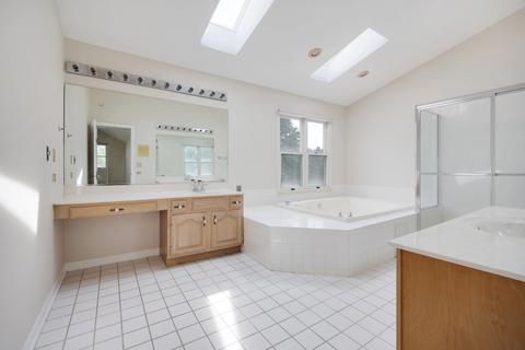 Bath - 727 Jamestowne Rd, Sleepy Hollow, IL 60118 photo 2 of 4