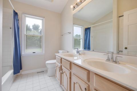 Bath - 727 Jamestowne Rd, Sleepy Hollow, IL 60118 photo 4 of 4