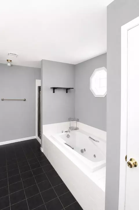 Bath - 309 S Cross Trl, Mchenry, IL 60050 photo 2 of 5