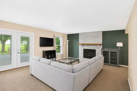 Living - 309 S Cross Trl, Mchenry, IL 60050 photo 3 of 4