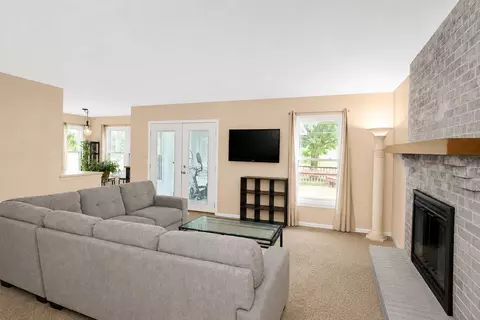 Living - 309 S Cross Trl, Mchenry, IL 60050 photo 4 of 4