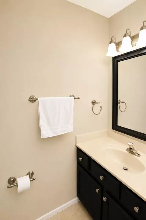 Bath - 309 S Cross Trl, Mchenry, IL 60050 photo 1 of 5