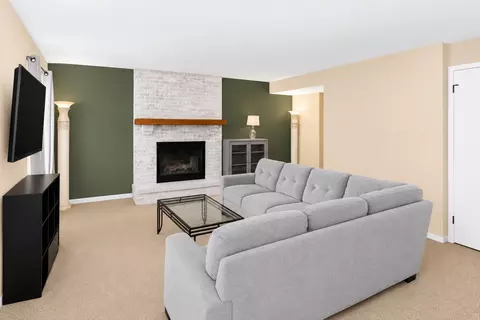 Living - 309 S Cross Trl, Mchenry, IL 60050 photo 2 of 4