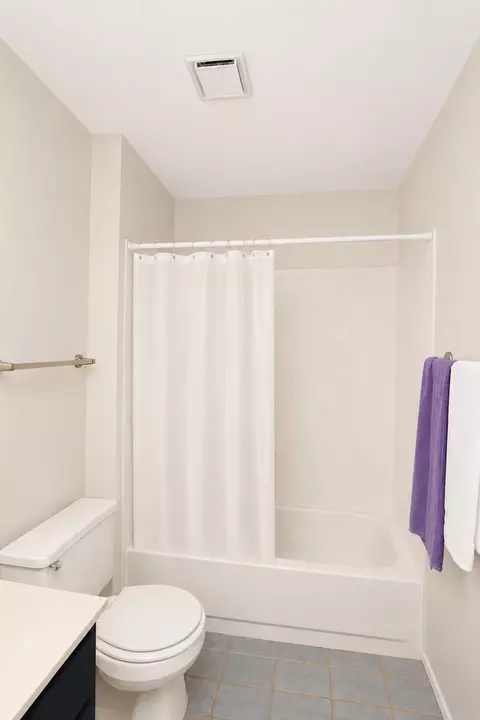 Bath - 309 S Cross Trl, Mchenry, IL 60050 photo 4 of 5