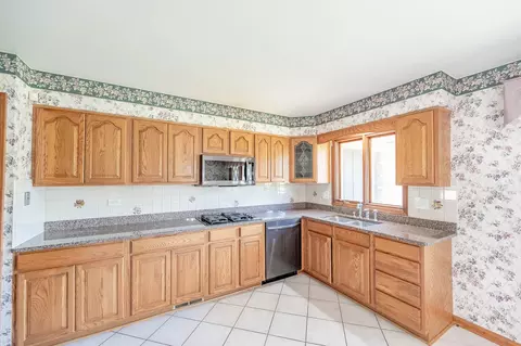 Kitchen - 815 Ruth Dr, Elgin, IL 60123 photo 2 of 4