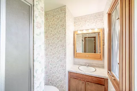 Bath - 815 Ruth Dr, Elgin, IL 60123 photo 2 of 3
