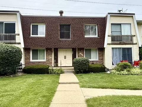 6818 Roberts Dr #7, Woodridge, IL 60517