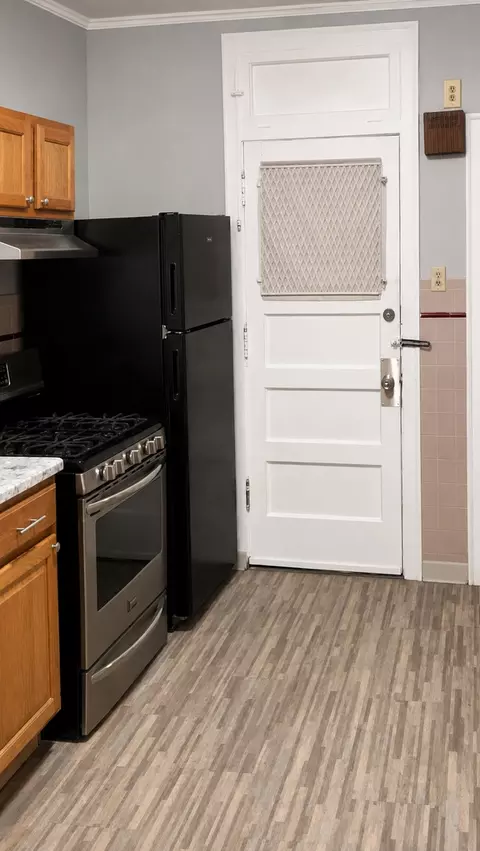 Kitchen - 7918 S Champlain Ave, Chicago, IL 60619 photo 8 of 11