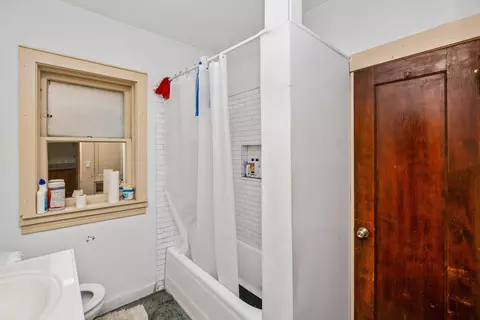 Bath - 7918 S Champlain Ave, Chicago, IL 60619 photo 2 of 5