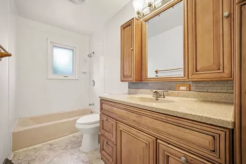 Bath - 15217 Pine Dr, Oak Forest, IL 60452 photo 1 of 2