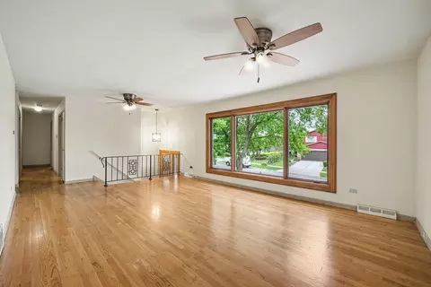 Living - 15217 Pine Dr, Oak Forest, IL 60452 photo 2 of 5