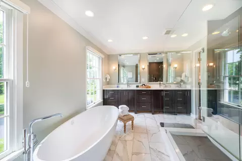Bath - 845 Wagner Rd, Glenview, IL 60025 photo 2 of 5