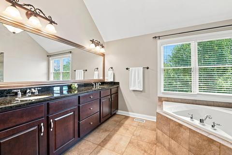 Bath - 16418 S Mueller Cir, Plainfield, IL 60586 photo 2 of 6