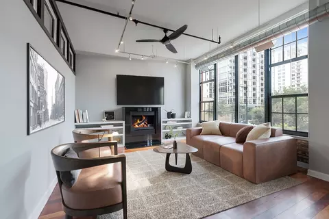 Living - 70 E 18th St #2D, Chicago, IL 60616 photo 1 of 2