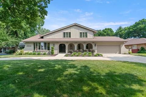 11512 Woodglen Ln, Burr Ridge, IL 60527