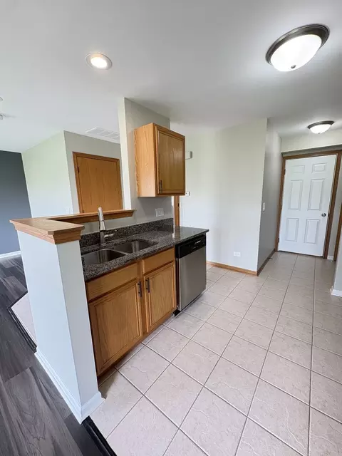 Kitchen - 655 Chestnut Rdg, Minooka, IL 60447 photo 2 of 2