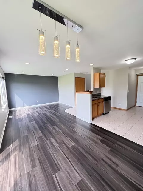 Living - 655 Chestnut Rdg, Minooka, IL 60447 photo 2 of 3