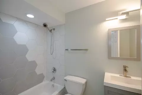 Bath - 710 E 51st St #710, Chicago, IL 60615 photo 2 of 3