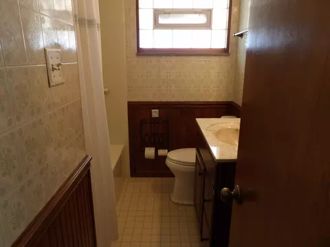 Bath - 7215 Beech Ave, Hammond, IN 46324 photo 1 of 2