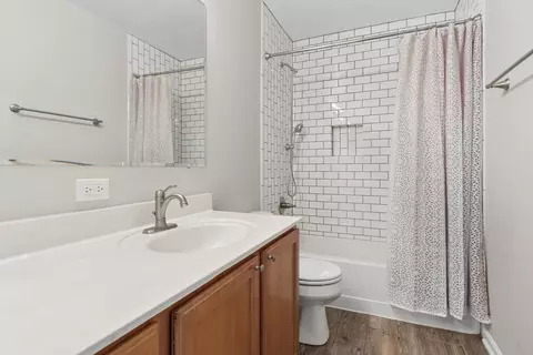 Bath - 2759 Hillsboro Blvd, Aurora, IL 60503 photo 3 of 4