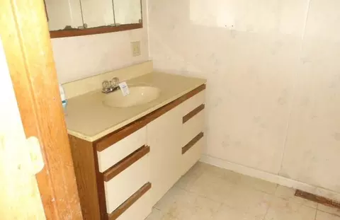 Bath - 800 E 3rd St, Pana, IL 62557 photo 1 of 4