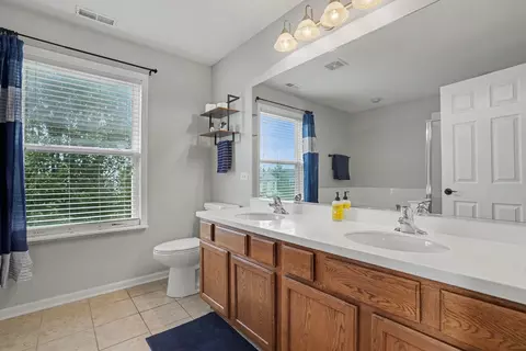 Bath - 2989 Wagon Rd, Elgin, IL 60124 photo 1 of 2