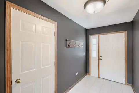 Entry Way - 2016 Jeffrey Ln #2016, Elgin, IL 60123 photo 1 of 1