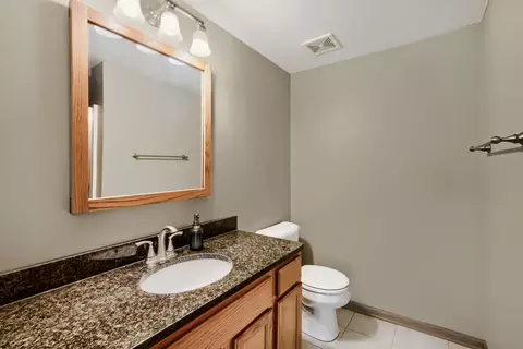 Bath - 2016 Jeffrey Ln #2016, Elgin, IL 60123 photo 2 of 2