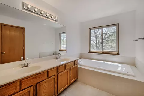 Bath - 2016 Jeffrey Ln #2016, Elgin, IL 60123 photo 1 of 2